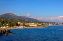 Veduta aerea della costa ligure fra Cogoleto e Varazze. Cogoleto si trova lungo la costa della Riviera di Ponente a ovest di Genova: buona parte del suo territorio è compreso nel parco ...