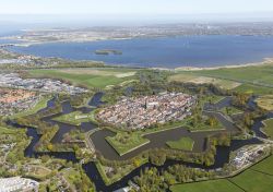 Veduta aerea della fortezza di Naarden, Paesi Bassi. La caratteristica forma a stella venne sviluppata alla fine del XV° secolo, principalmente in risposta all'invasione francese della ...