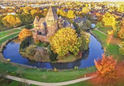 Veduta aerea della fortezza medievale di Linn, Krefeld, Germania. Lo storico castello è posto al centro di un incantevole parco che offre suggestivi panorami naturalistici.
