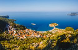 Veduta aerea della penisola di Sveti Stefan, Montenegro. Siamo nella parte centrale della costa del Montenegro, a sud di Budua.

