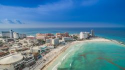 Veduta aerea della spiaggia di Cancún. Siamo sulla costa dello stato di Quintana Roo, in Messico.