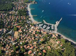 Veduta aerea della spiaggia di Cavo, Isola d Elba. Si estende per circa 420 metri e dal pontile arriva sino al promontorio roccioso sormontato da Villa Tonietti. Il lungomare è abbellito ...