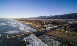 Veduta aerea della spiaggia di CInquale in Versilia, sullo sfondo le Alpi Apuane