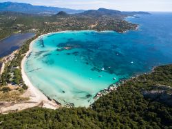 Veduta aerea della spiaggia di Santa Giulia a Porto Vecchio, Corsica. Si trova in un golfo ben riparato poco profondo e con numerosi scogli. I suoi fondali sono di una trasparenza incredibile.
 ...
