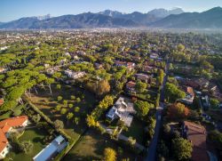 Veduta aerea della Versilia, da Forte dei Marmi verso Querceta, fino alle Alpi Apuane della Toscana - © federico neri / Shutterstock.com