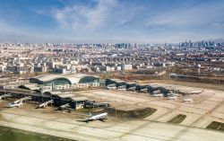 Veduta aerea dell'aeroporto internazionale di Urumqi-Diwopu, Cina. Si trova a circa 20 km a nord ovest della città nella regione autonoma dello Xinjiang - © Tappasan Phurisamrit ...