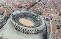 Veduta aerea dell'anfiteatro romano di Nimes, Occitania, Francia: costruito per ospitare spettacoli per il divertimento della popolazione, ai tempi delle invasioni barbariche fu riconvertito ...