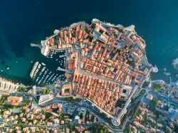Veduta aerea dell'antica città di Dubrovnik, Croazia, popolare attrazione turistica dell'Adriatico. Fra le città più belle ed interessanti della costa croata, Ragusa ...