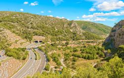 Veduta aerea dell'autostrada che da Barcellona porta a Sitges, Spagna.

