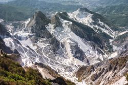 Veduta aerea delle cave di Marmo di Carrara sulle Alpe Apuane in Toscana