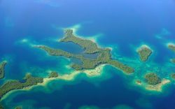 Veduta aerea delle isole di mangrovia nell'arcipelago di Bocas del Toro, mare dei Caraibi, Panama.




