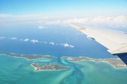 Veduta aerea delle isolette di Exuma, Bahamas. Una suggestiva immagine delle isole che costituiscono questo arcipelago dove la popolazione locale vive quasi tutta di pesca e coltivazione.
