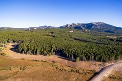 Veduta aerea delle montagne Bighorn in Wyoming, USA. Questa catena montuosa si trova sul versante orientale delle Montagne Rocciose: la sua vetta più alta è il Cloud Peak che raggiunge ...