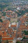 Veduta aerea delle mura e del castello di Marostica, provincia di Vicenza, Veneto. Situata nell'altopiano di Asiago, questo gioiello custodisce bellezze architettoniche, storiche e paesaggistiche ...