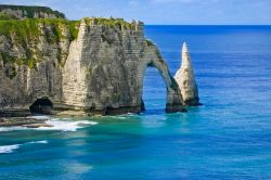 Veduta aerea delle scogliere e dell'arco naturale di Etretat, Francia. Siamo a poca distanza da Rouen, sulla costa nord est della Normandia  - © StevanZZ / Shutterstock.com