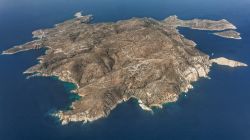 Veduta aerea dell'isola di Donousa, Cicladi, Grecia. Ancora poco frequentata dal turismo di massa, Donoussa è l'isola perfetta per chi cerca pace e relax.
