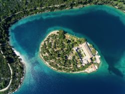 Veduta aerea dell'isolotto di Santa Maria a Mljet, Croazia. Questo antico monastero sorge al centro del lago grande di Meleda in Dalmazia.



