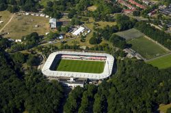 Veduta aerea dello stadio De Goffert a Nijmegen, Olanda. Qui gioca la squadra calcistica NEC che milita nella Premier League olandese - © Aerovista Luchtfotografie / Shutterstock.com