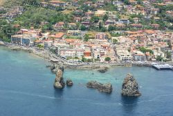 Veduta aerea di Aci Trezza sulla Riviera dei Ciclopi, Sicilia orientale