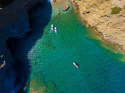 Veduta aerea di Bali Beach una delle spiagge di Rethymno in Grecia, isola di Creta