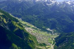 Veduta aerea di Biasca e la valle del fiume Ticino in Svizzera