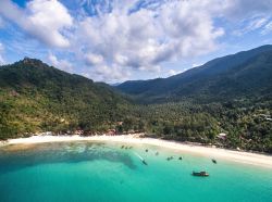 Veduta aerea di Bottle beach a Koh Pha Ngan, Thailandia. Questa spiaggia non è molto affollata e dispone di bungalow dove dormire e piccoli ristorantini dove assaporare i piatti della ...