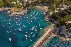 Veduta aerea di Cala Feola una delle spiagge di Ponza, isola del Lazio