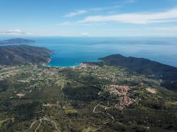Veduta aerea di Campo nell'Elba sul mare della Toscana