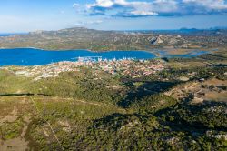Veduta aerea di Cannigione in Gallura, nord della Sardegna