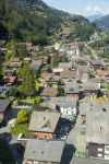 Veduta aerea di Champery, Svizzera. Situato nella Valle d'Illiez, il villaggio è inserito nel gigantesco comprensorio sciistico delle Portes du Soleil.



