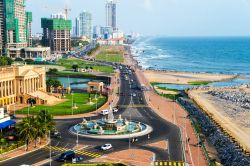 Veduta aerea di Colombo (Sri Lanka) con edifici moderni.

