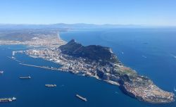 Veduta aerea di Gibilterra con la grande Roccia che domina il Mediterraneo occidentale