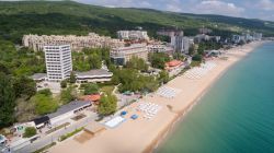 Veduta aerea di Golden Sands con un tratto di litorale e gli hotels, Bulgaria - © Michael Dechev / Shutterstock.com