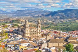 Veduta aerea di Jaen con la cattedrale e le montagne della Sierra Magina sullo sfondo, Spagna, Andalusia.

