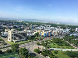 Veduta aerea di Kingston con Emancipation Park, Giamaica. Immerso nel cuore della capitale, questo parco rappresenta uno dei più importanti tesori storici della Giamaica. Al suo ingresso ...