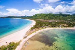 Veduta aerea di Nacpan Beach a El Nido, Palawan, Filippine. El Nido è un insieme di isolotti corallini e bellissime baie nascoste fra le scogliere di arenaria bianca che che emergono ...