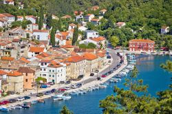 Veduta aerea di Novigrad con le barche ormeggiate, Croazia.

