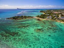 Veduta aerea di Pereybère (Mauritius) con la costa lambita dalle acque cristalline dell'oceano Indiano.



