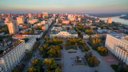 Veduta aerea di Piazza dei Consigli a Rostov-on-Don, Russia, al calar del sole.



