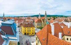 Veduta aerea di piazza Fo a Sopron, Ungheria. Una bella immagine della principale piazza della città ungherese che ospita anche la colonna della Santa Trinità e la Chiesa della ...