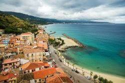 Veduta aerea di Pizzo Calabro, Calabria, con un tratto di litorale. Questo borgo è arroccato su un promontorio al centro del Golfo di Sant'Eufemia. Il territorio è caratterizzato ...