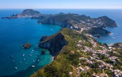 Veduta aerea di Ponza, isola vulcanica al largo delle coste del Lazio