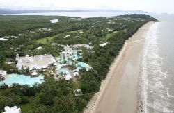 Veduta aerea di Port Douglas lungo Four Mile Beach, Queensland, Australia.