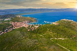 Veduta aerea di Porto Ercole, il Tombolo di Feniglia e la Laguna di Orbetello