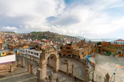 Veduta aerea di Puno con l'arco Deustua e il lago Titicaca sullo sfondo (Perù). Capitale dell'omonima regione, Puno è situata sul lago Titicaca, il lago navigabile alla ...