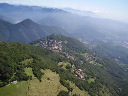 Veduta aerea di Roncola San Bernardo in Lombardia: è chiamata com il Balcone della Pianura Padana - © Ago76 - Wikipedia