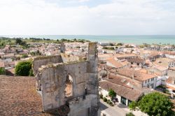 Veduta aerea di Saint-Martin-de-Re con le rovine dell'antica chiesa, Francia.



