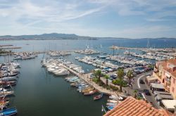 Veduta aerea di Sanary-sur-Mer, villaggio della costa Mediterranea in Francia. Ha saputo conservare il suo tipico carattere provenzale con le barche colorate, i pointus, ormeggiate al porto ...