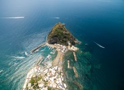 Veduta aerea di Sant'Angelo a Ischia, costa sud.