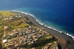 Veduta aerea di São Filipe, capoluogo dell'isola di Fogo, Capo Verde, lambita dalle acque dell'Oceano Atlantico.